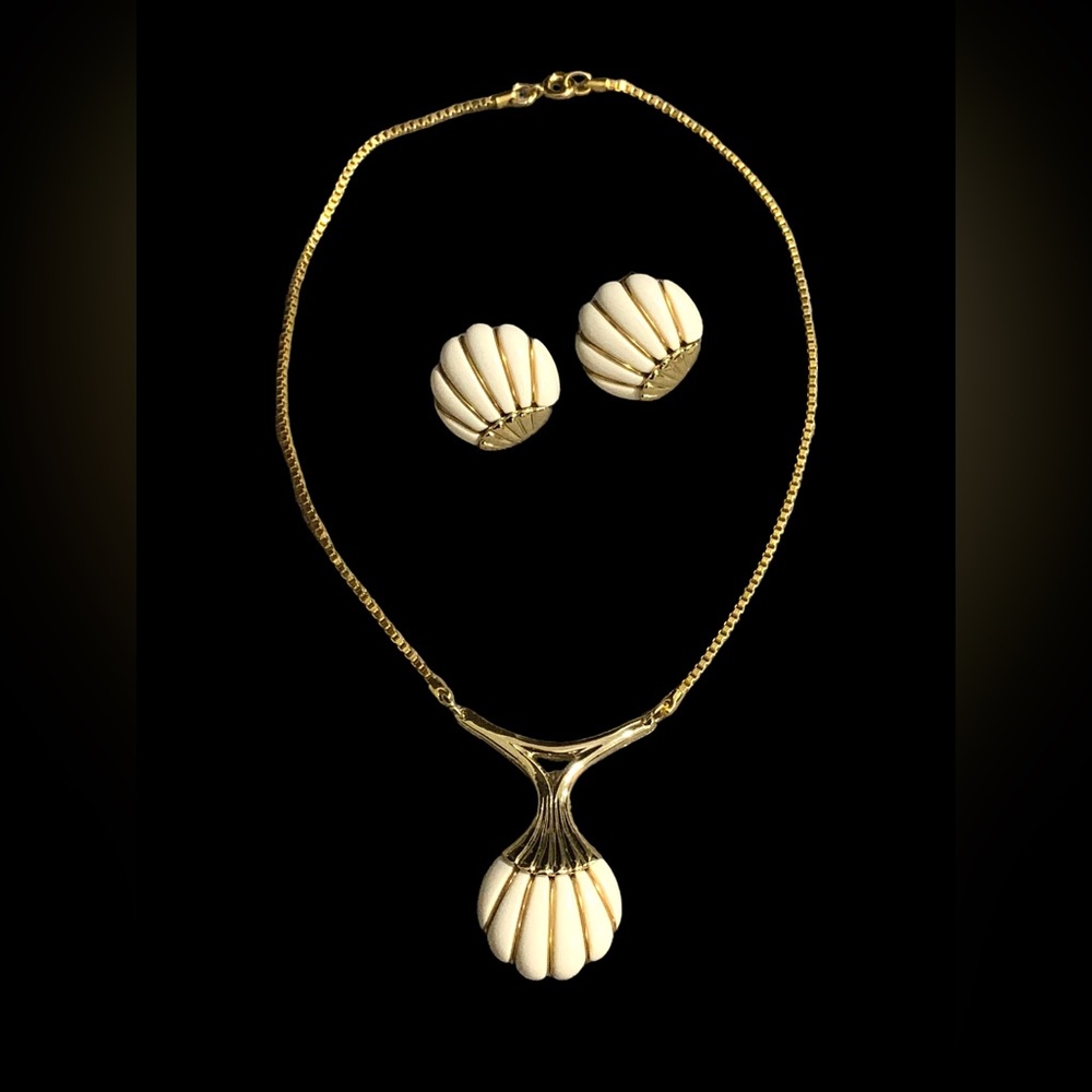 Vintage Shell Pendant Necklace and Clip On Earrings Set - Picture 4 of 13